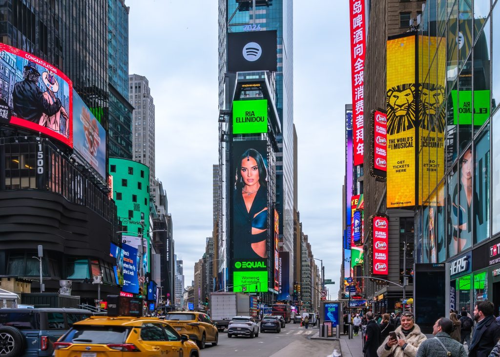 Η Ρία Ελληνίδου κατακτά τη Times Square – Το τραγούδι που έγινε φαινόμενο και γράφει ιστορία! 1 Η Ρία Ελληνίδου κατακτά τη Times Square – Το τραγούδι που έγινε φαινόμενο και γράφει ιστορία! - NewsPoint.gr