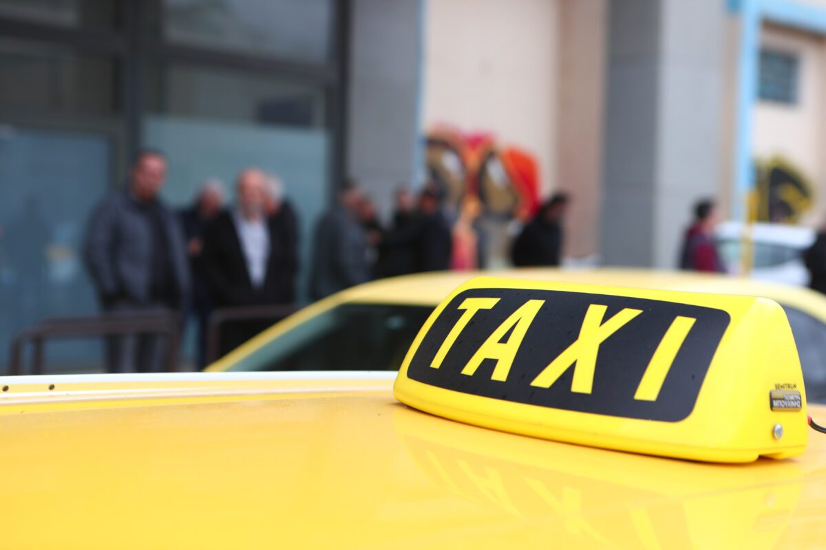 Σοκ στην Αθήνα: Οδηγός ταξί συνελήφθη για απάτη – Αποκάλυψη με 56 παράνομες διπλές ταρίφες! 32 Σοκ στην Αθήνα: Οδηγός ταξί συνελήφθη για απάτη – Αποκάλυψη με 56 παράνομες διπλές ταρίφες! - NewsPoint.gr
