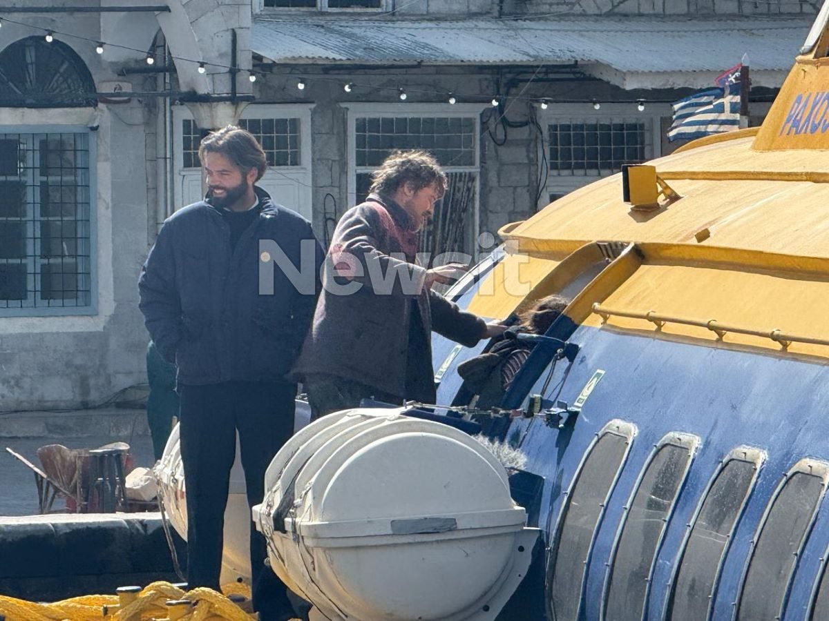 Απίστευτες εικόνες: Η Ύδρα «ταξιδεύει» στη δεκαετία του '80 με τον Μπραντ Πιτ – Όλο το παρασκήνιο από τα γυρίσματα που σάρωσαν το νησί 16 Απίστευτες εικόνες: Η Ύδρα «ταξιδεύει» στη δεκαετία του '80 με τον Μπραντ Πιτ – Όλο το παρασκήνιο από τα γυρίσματα που σάρωσαν το νησί - NewsPoint.gr