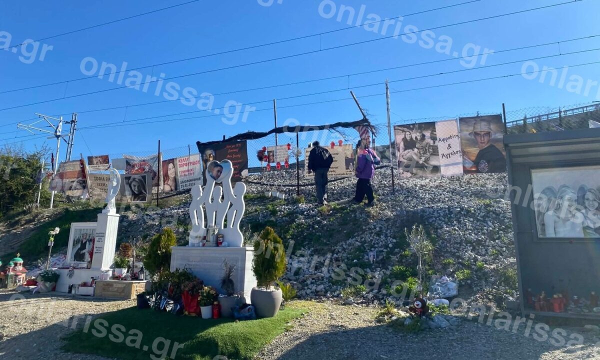 Συγκλονιστική πράξη μνήμης στα Τέμπη: Μαθητές από 9 χώρες τίμησαν τα θύματα με αρκουδάκια και μαύρους χαρταετούς – Δάκρυα και συγκίνηση 1 Συγκλονιστική πράξη μνήμης στα Τέμπη: Μαθητές από 9 χώρες τίμησαν τα θύματα με αρκουδάκια και μαύρους χαρταετούς – Δάκρυα και συγκίνηση - NewsPoint.gr
