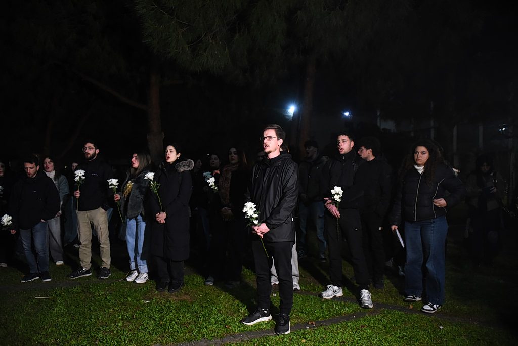 Συγκλονίζουν οι στιγμές βουβής οδύνης – Νύχτα μνήμης για τα 57 θύματα των Τεμπών στις εστίες του ΑΠΘ - NewsPoint.gr