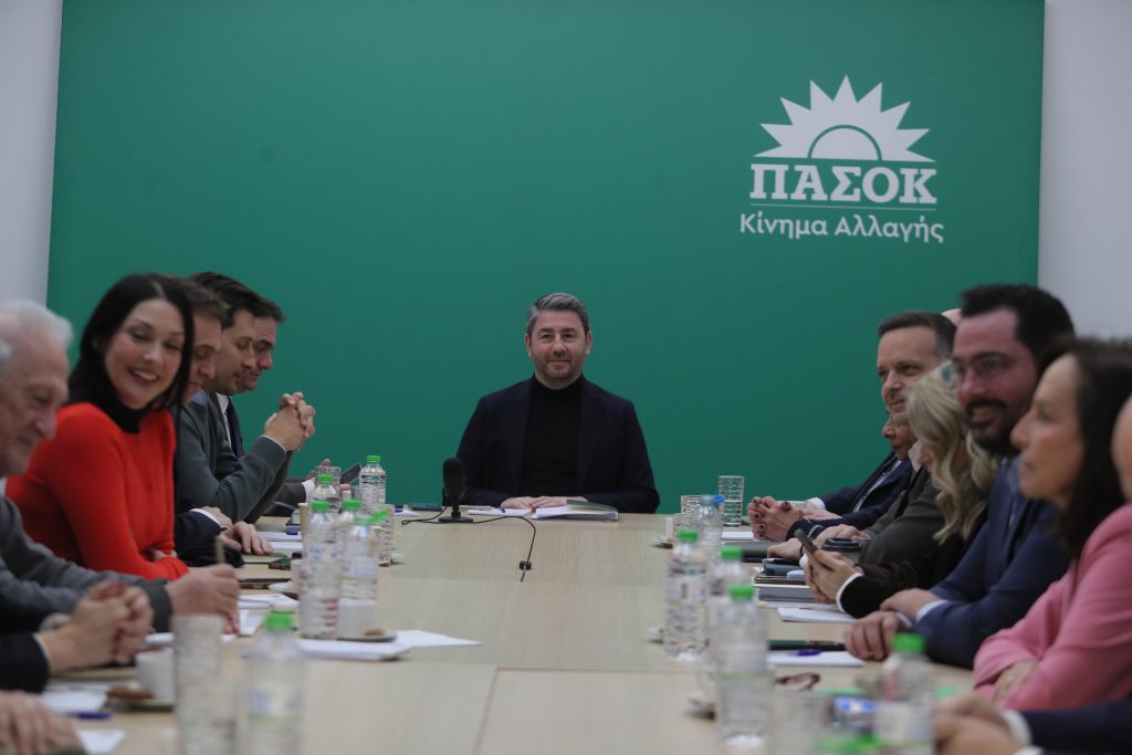 Πρωτοφανής κρίση στο ΠΑΣΟΚ: Όλοι οι πρωταγωνιστές στο προσκήνιο – Τι πραγματικά συμβαίνει στο παρασκήνιο 1 Πρωτοφανής κρίση στο ΠΑΣΟΚ: Όλοι οι πρωταγωνιστές στο προσκήνιο – Τι πραγματικά συμβαίνει στο παρασκήνιο - NewsPoint.gr