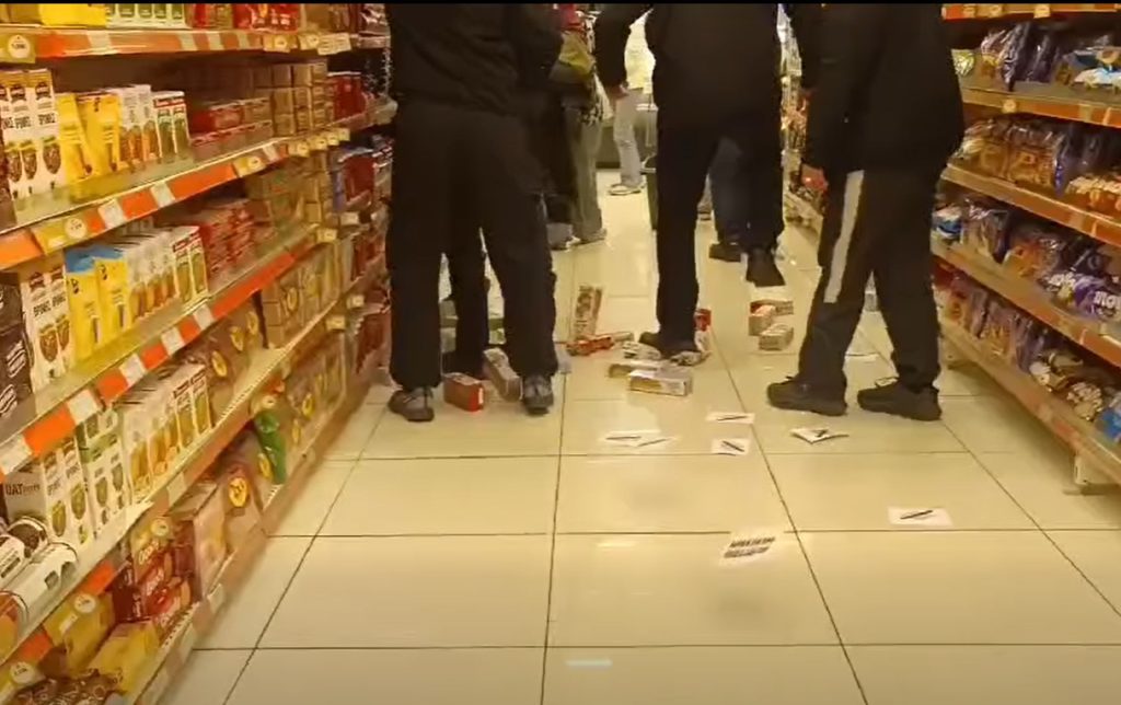 Σάλος στο Βόλο: Ομάδες εισβάλλουν σε σούπερ μάρκετ και καταστρέφουν προϊόντα «Βιολάντα» – Δείτε το βίντεο που κάνει το γύρο του διαδικτύου! 23 Σάλος στο Βόλο: Ομάδες εισβάλλουν σε σούπερ μάρκετ και καταστρέφουν προϊόντα «Βιολάντα» – Δείτε το βίντεο που κάνει το γύρο του διαδικτύου! - NewsPoint.gr