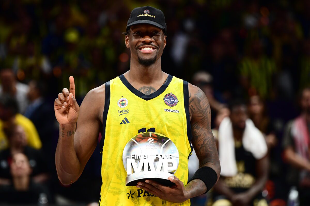 Σάλος στο NBA: Ο Νάιτζελ Χέιζ Ντέιβις καταλήγει στους Μιλγουόκι Μπακς με ανατρεπτική ανταλλαγή! 9 Σάλος στο NBA: Ο Νάιτζελ Χέιζ Ντέιβις καταλήγει στους Μιλγουόκι Μπακς με ανατρεπτική ανταλλαγή! - NewsPoint.gr