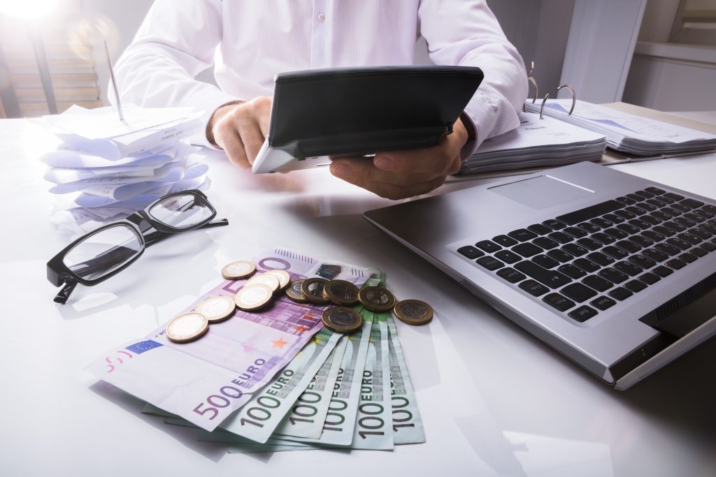 Από αύριο η μεγάλη ανατροπή στη φορολογία: Ποιοι κερδίζουν «μπόνους» 200% με τα ηλεκτρονικά τιμολόγια 14 Από αύριο η μεγάλη ανατροπή στη φορολογία: Ποιοι κερδίζουν «μπόνους» 200% με τα ηλεκτρονικά τιμολόγια - NewsPoint.gr