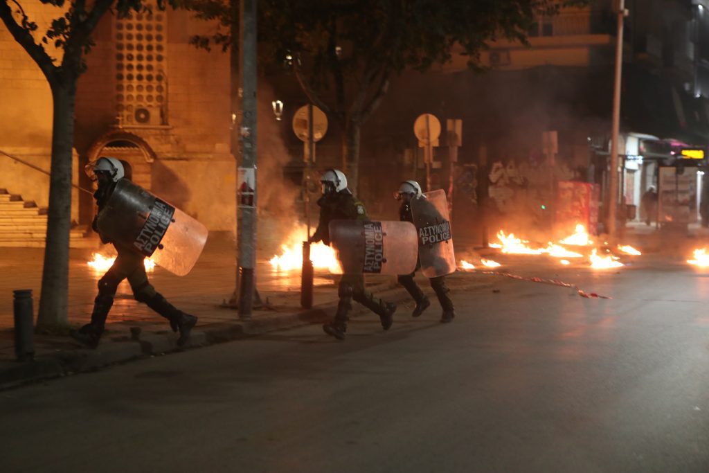 Σοκάρουν οι νυχτερινές συγκρούσεις στο ΑΠΘ – Πάνω από 200 προσαγωγές και τραυματίες σε μια νύχτα χάους 15 Σοκάρουν οι νυχτερινές συγκρούσεις στο ΑΠΘ – Πάνω από 200 προσαγωγές και τραυματίες σε μια νύχτα χάους - NewsPoint.gr