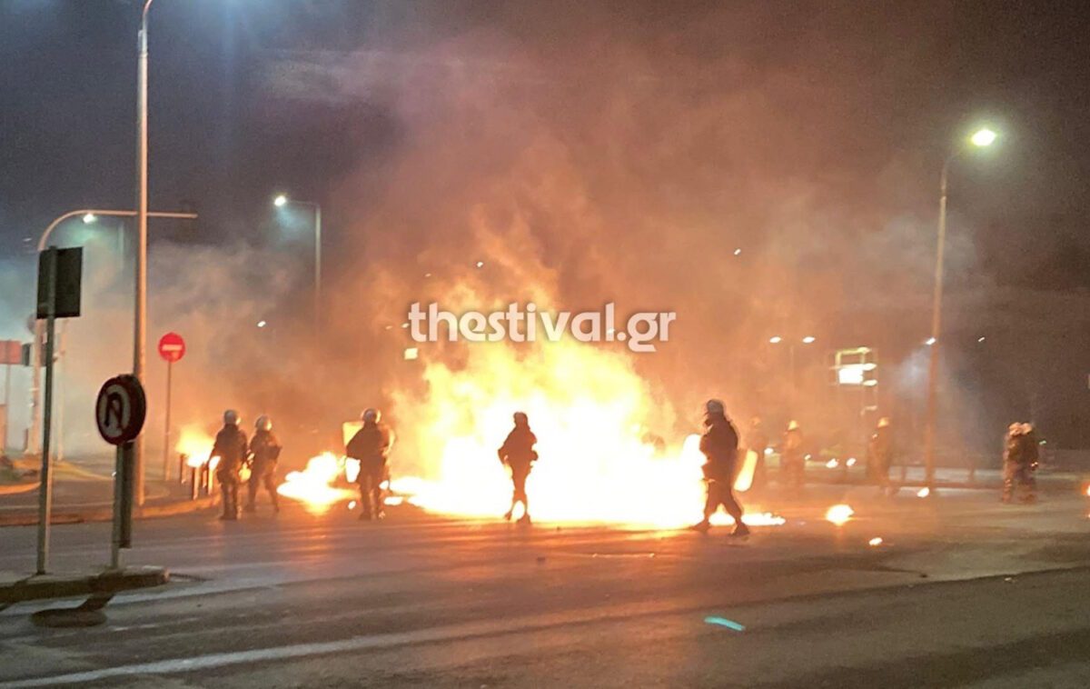 Η νύχτα που μετατράπηκε σε πεδίο μάχης έξω από το ΑΠΘ: Δεκάδες μολότοφ, χημικά και πάνω από 200 προσαγωγές στη Θεσσαλονίκη! - NewsPoint.gr