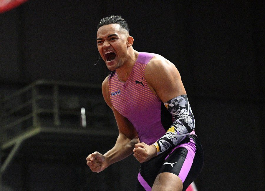 «Σάρωσε» ο Εμμανουήλ Καραλής στο Fly Athens Indoor: Άλμα-ρεκόρ που ξεσήκωσε το πλήθος! - NewsPoint.gr