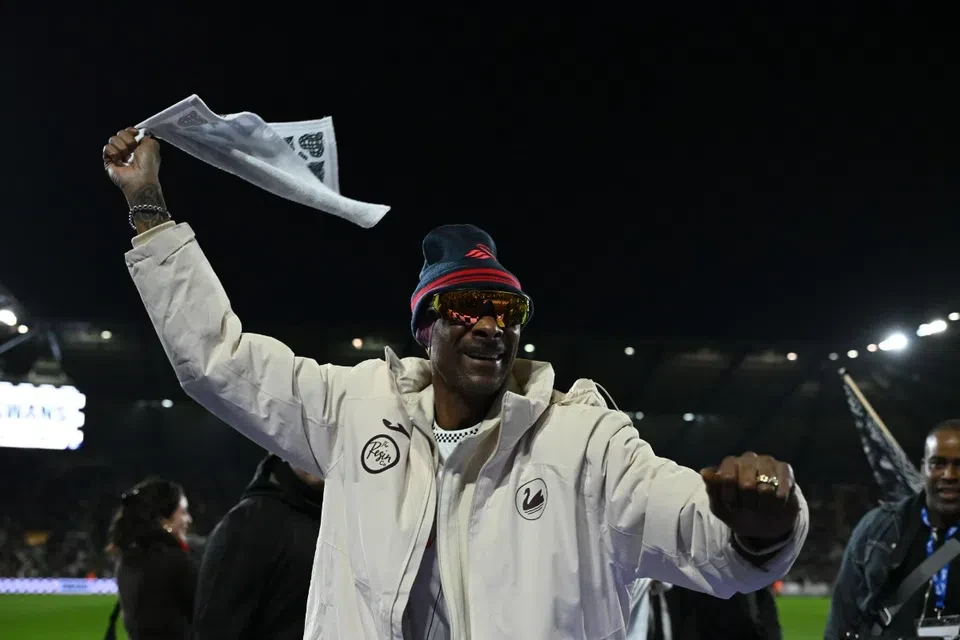 Δεν το πίστευαν οι φίλαθλοι: Ο Snoop Dogg μετατρέπει το Swansea σε πάρτι με την πρώτη του εμφάνιση ως συνιδιοκτήτης! - NewsPoint.gr