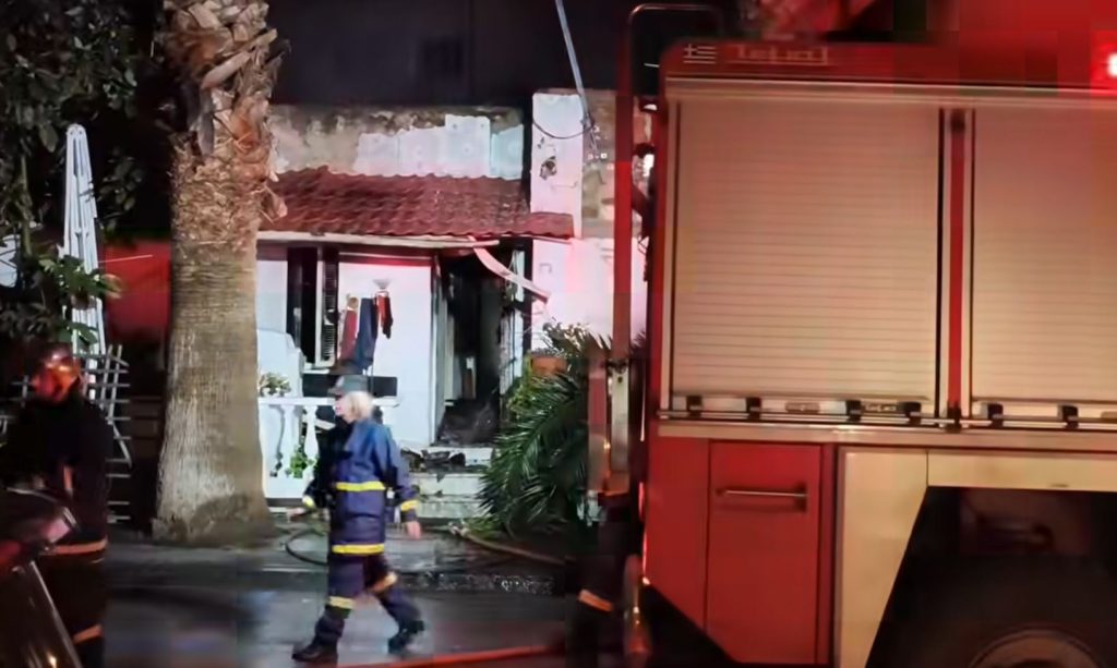 Δραματικές στιγμές στο Βόλο: Ηλικιωμένη είδε το σπίτι της να καταστρέφεται σε φλόγες – Το συγκλονιστικό παρασκήνιο που συγκίνησε τους πάντες - NewsPoint.gr