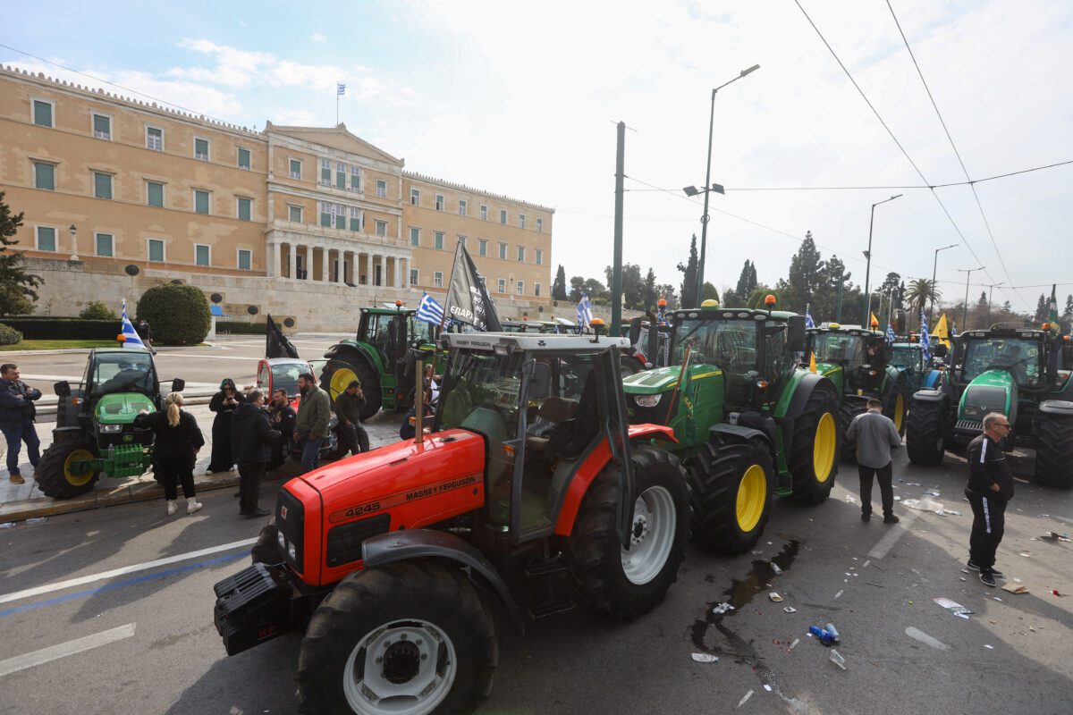 Απίστευτη ανατροπή: Με τρακτέρ πλημμυρίζει η Αθήνα – Το δυναμικό συλλαλητήριο που συγκλονίζει το Σύνταγμα - NewsPoint.gr