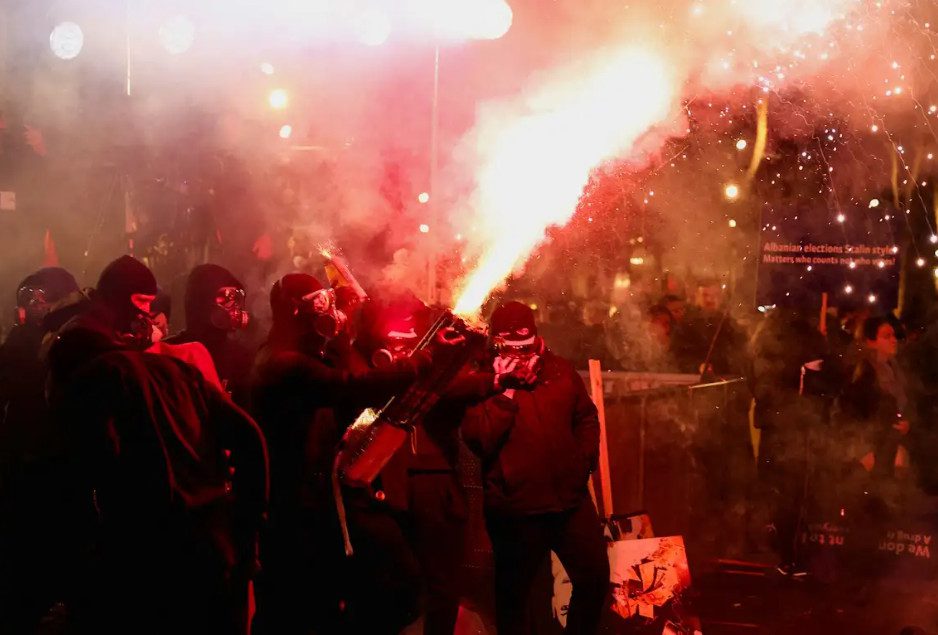 Εκρηκτική οργή στα Τίρανα: Βόμβες μολότοφ και κραυγές ανατροπής στη σκιά του σκανδάλου διαφθοράς! 11 Εκρηκτική οργή στα Τίρανα: Βόμβες μολότοφ και κραυγές ανατροπής στη σκιά του σκανδάλου διαφθοράς! - NewsPoint.gr