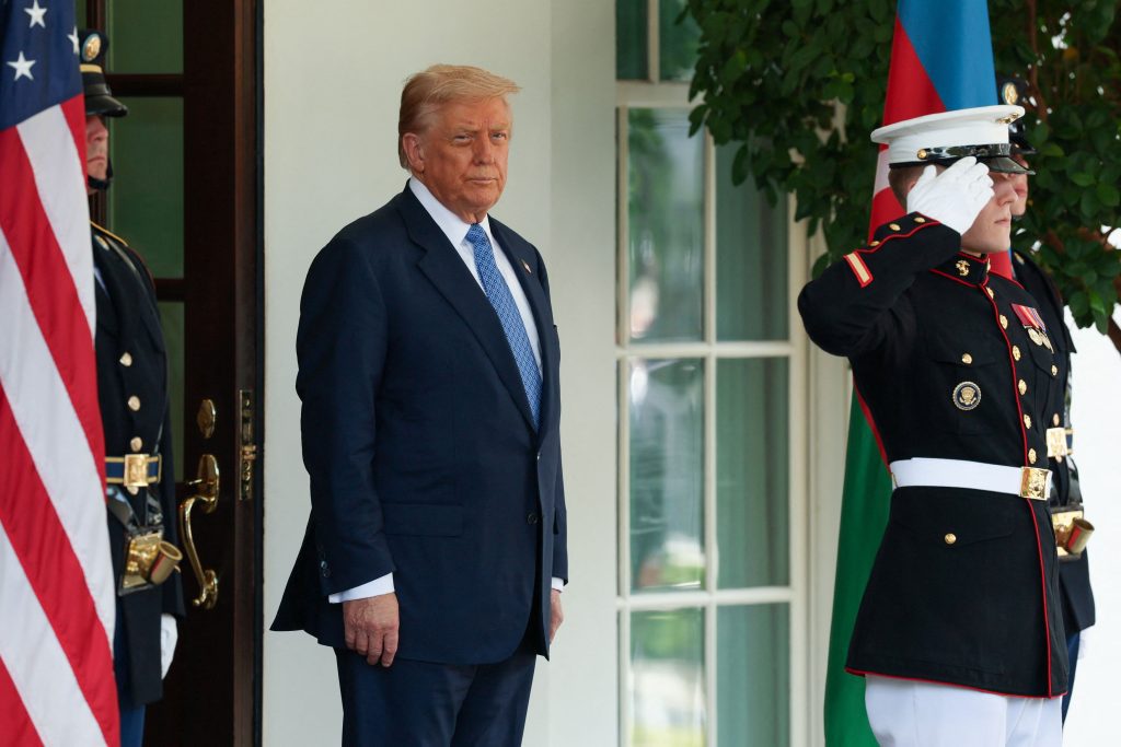 Ανατροπή στην αμερικανική πολιτική σκηνή: Ο Τραμπ βάζει «πλάτη» στον Λάτνικ παρά τις συγκλονιστικές αποκαλύψεις για τον Έπστιν! - NewsPoint.gr