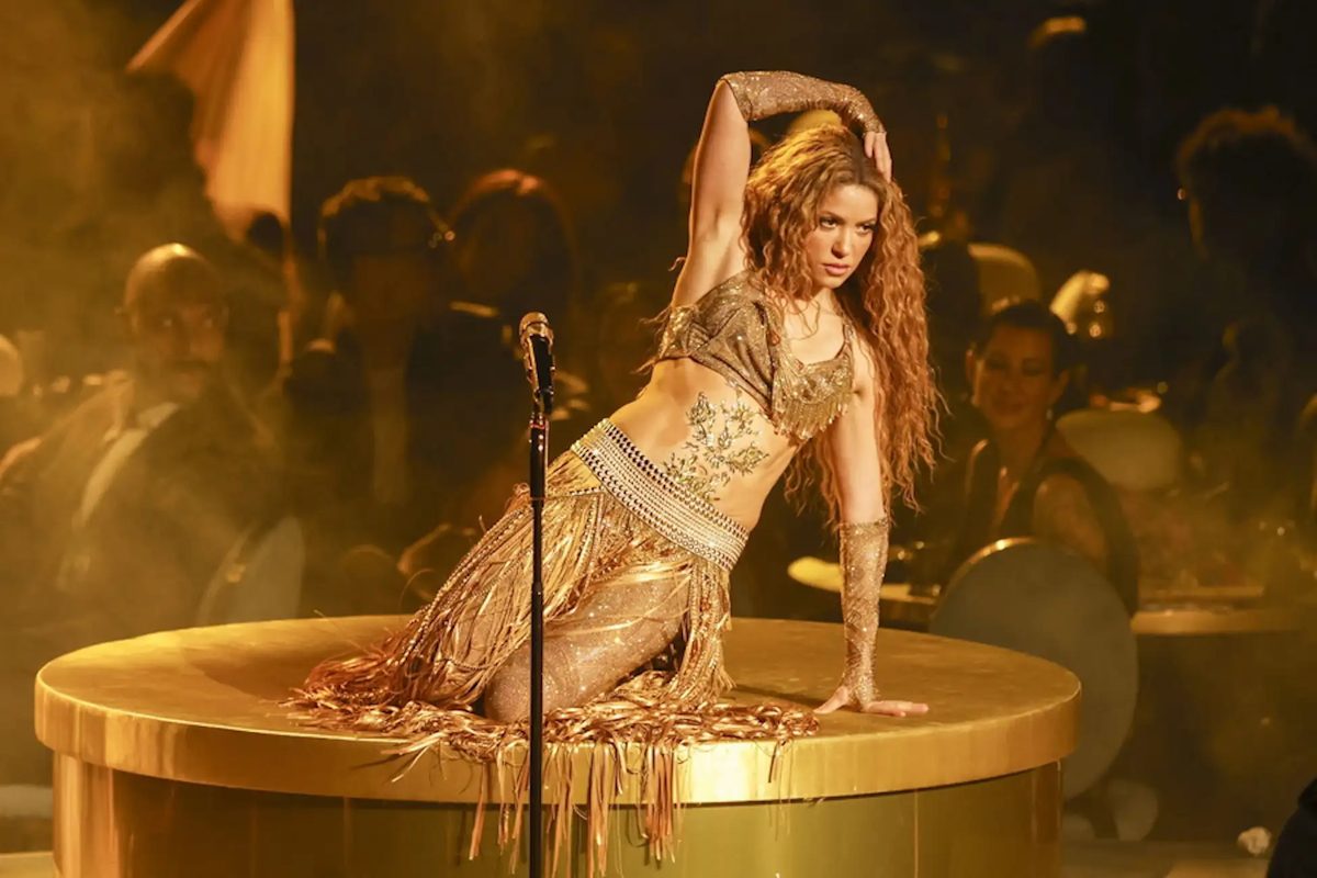 Σοκαριστική πτώση της Shakira στη σκηνή: Η αντίδραση που εντυπωσίασε το κοινό! - NewsPoint.gr