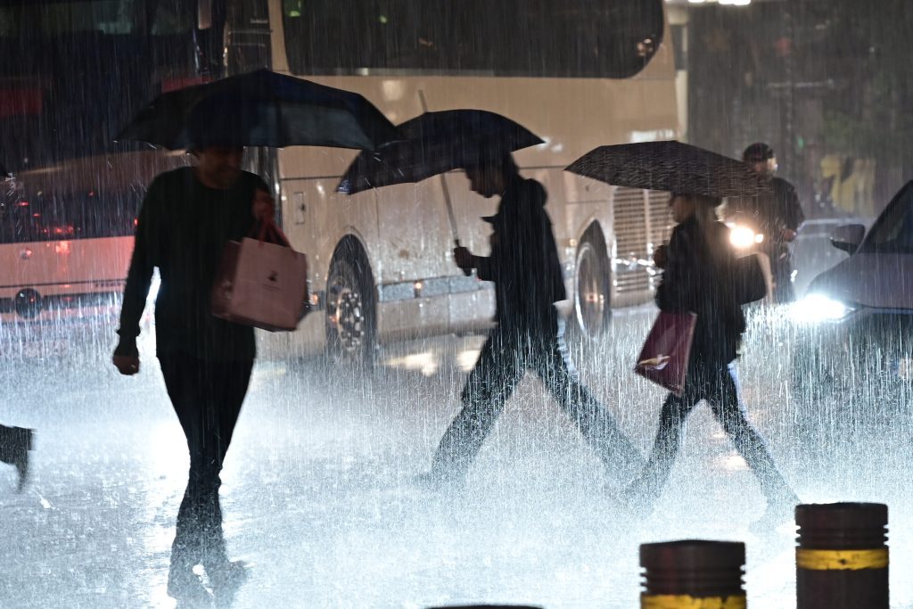 Συναγερμός στην Αττική: Ασταμάτητη καταιγίδα σαρώνει το λεκανοπέδιο – Τι μας περιμένει τις επόμενες ώρες σύμφωνα με την ΕΜΥ - NewsPoint.gr
