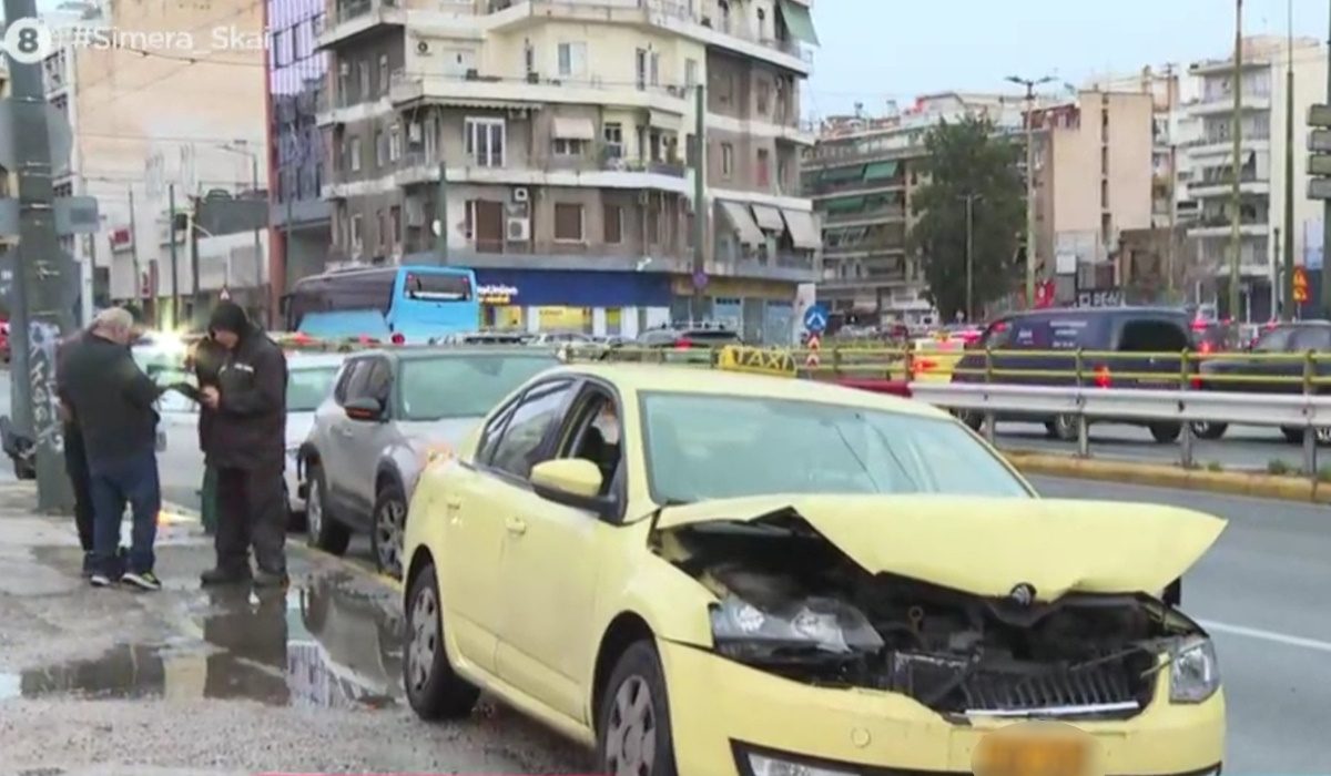 Συγκλονιστικές στιγμές στη Συγγρού: Αυτοκίνητο χτυπά πεζό και καραμπόλα με 5 οχήματα σοκάρει οδηγούς! - NewsPoint.gr