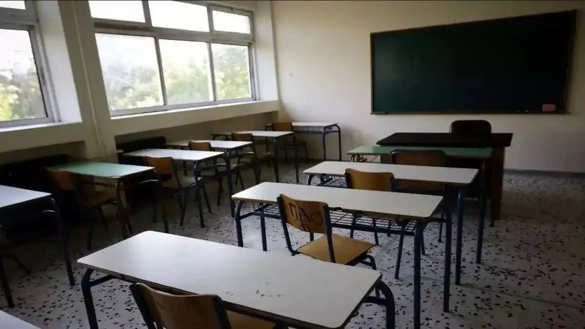 Ανατριχίλα στο Παλαιό Φάληρο: Σοβάδες κατέρρευσαν στις τουαλέτες δημοτικού και πάγωσαν τα παιδιά! 1 Ανατριχίλα στο Παλαιό Φάληρο: Σοβάδες κατέρρευσαν στις τουαλέτες δημοτικού και πάγωσαν τα παιδιά! - NewsPoint.gr