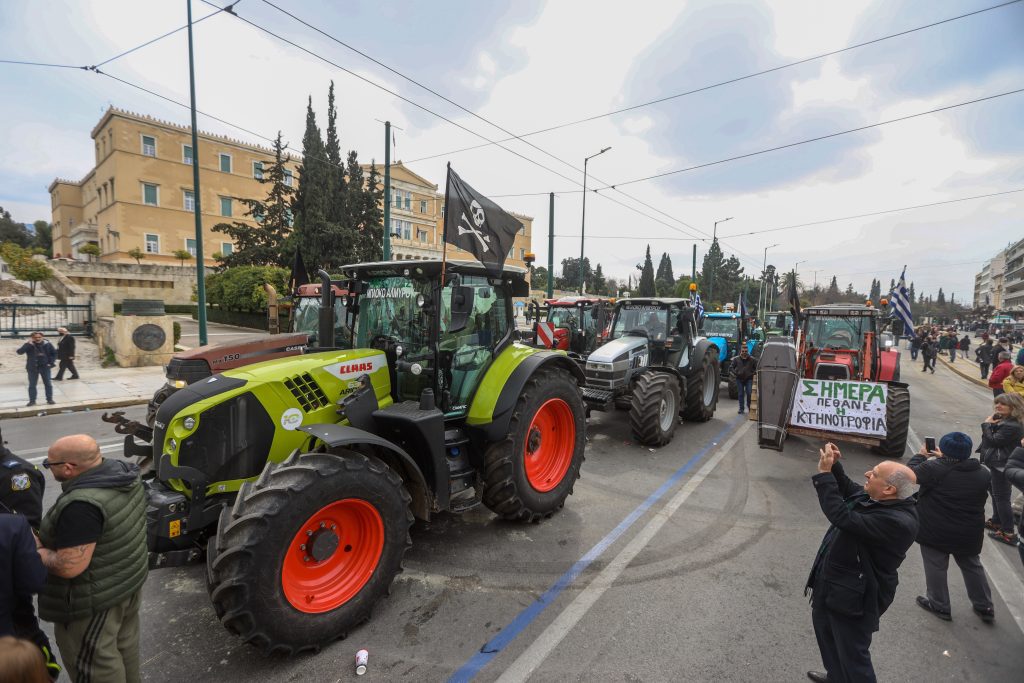 Απίστευτες εικόνες στο Σύνταγμα: Η Αθήνα «παραδόθηκε» στα τρακτέρ – Τεράστια κάθοδος αγροτών αλλάζει το κέντρο! - NewsPoint.gr