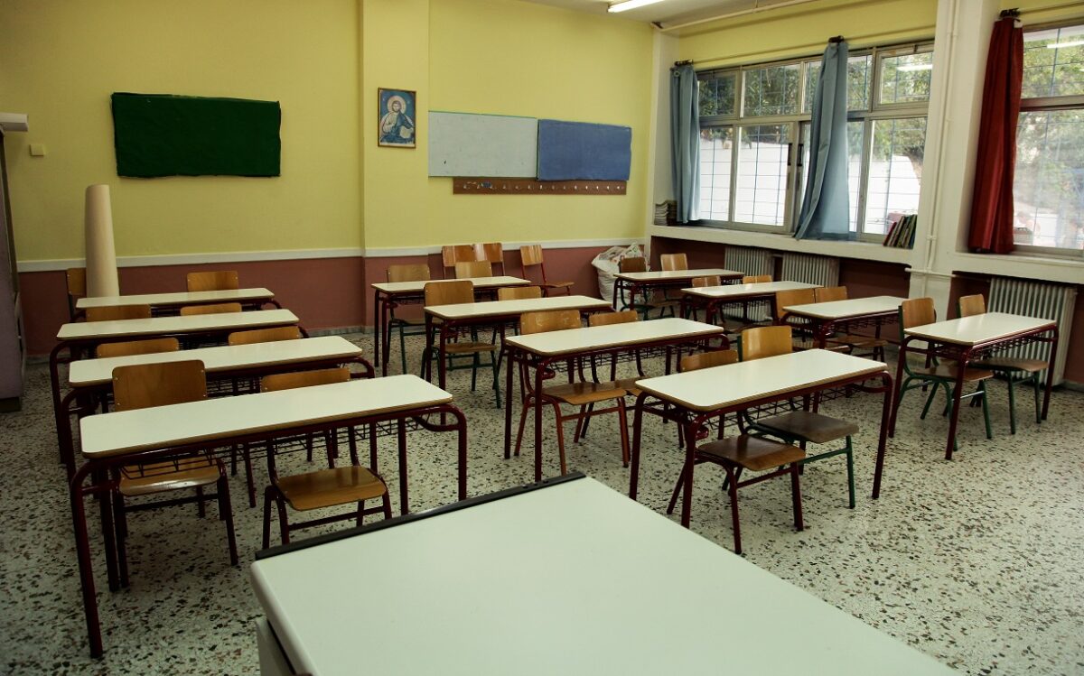 Απίστευτο σκηνικό στα Τρίκαλα: Γιαγιά ξεσπά στον διευθυντή σχολείου λόγω χαμηλών βαθμών του εγγονού – Η στιγμή που η αστυνομία παρενέβη! - NewsPoint.gr