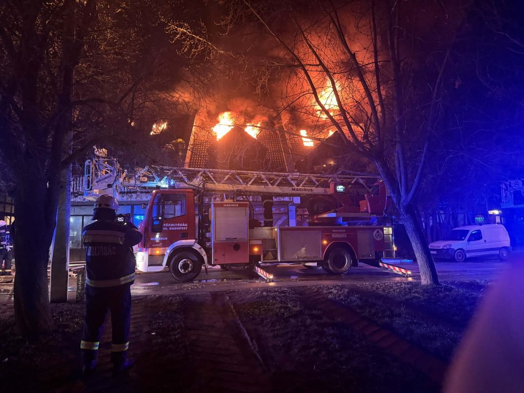 Σοκ στην Ουγγαρία: Πύρινη λαίλαπα αφήνει πίσω της νεκρούς και τραυματίες σε εργατικές κατοικίες – Εικόνες που κόβουν την ανάσα - NewsPoint.gr