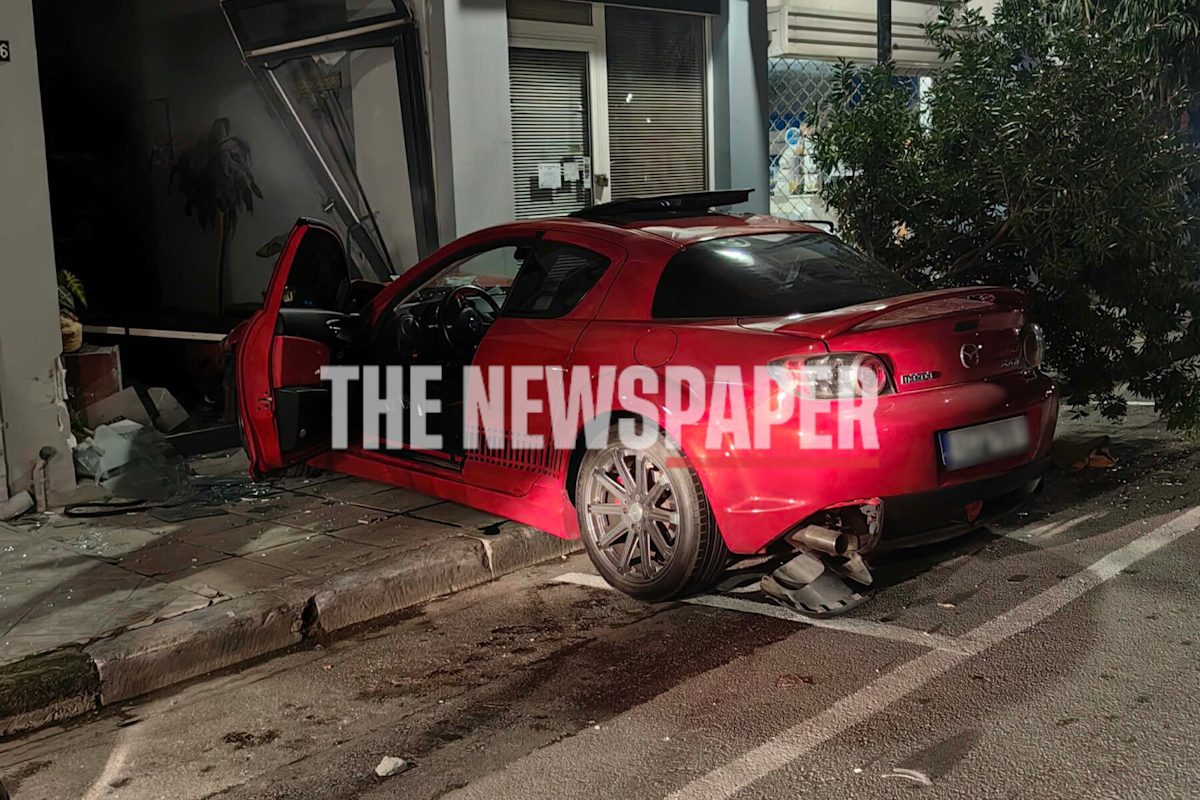 Σκηνές σοκ στον Βόλο: Αυτοκίνητο εκτός ελέγχου τσακίζει 2 οχήματα και προσκρούει με σφοδρότητα σε φροντιστήριο – Τα απίστευτα που εκτυλίχθηκαν! 1 Σκηνές σοκ στον Βόλο: Αυτοκίνητο εκτός ελέγχου τσακίζει 2 οχήματα και προσκρούει με σφοδρότητα σε φροντιστήριο – Τα απίστευτα που εκτυλίχθηκαν! - NewsPoint.gr