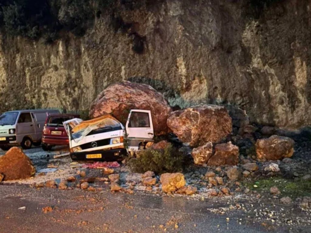 Απίστευτες εικόνες: Πρωτοφανείς πλημμύρες και κατολισθήσεις στην Ήπειρο – Εκτός λειτουργίας δρόμοι και τεράστιες καταστροφές 8 Απίστευτες εικόνες: Πρωτοφανείς πλημμύρες και κατολισθήσεις στην Ήπειρο – Εκτός λειτουργίας δρόμοι και τεράστιες καταστροφές - NewsPoint.gr