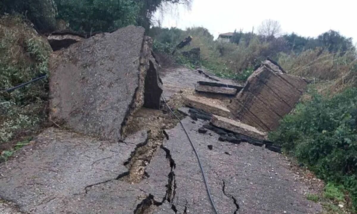 Συναγερμός στη Δυτική Ελλάδα: Εκτεταμένες καταστροφές από τη σφοδρή κακοκαιρία σε Πρέβεζα, Ηλεία και Μεσσηνία – Οι εικόνες που κόβουν την ανάσα 6 Συναγερμός στη Δυτική Ελλάδα: Εκτεταμένες καταστροφές από τη σφοδρή κακοκαιρία σε Πρέβεζα, Ηλεία και Μεσσηνία – Οι εικόνες που κόβουν την ανάσα - NewsPoint.gr