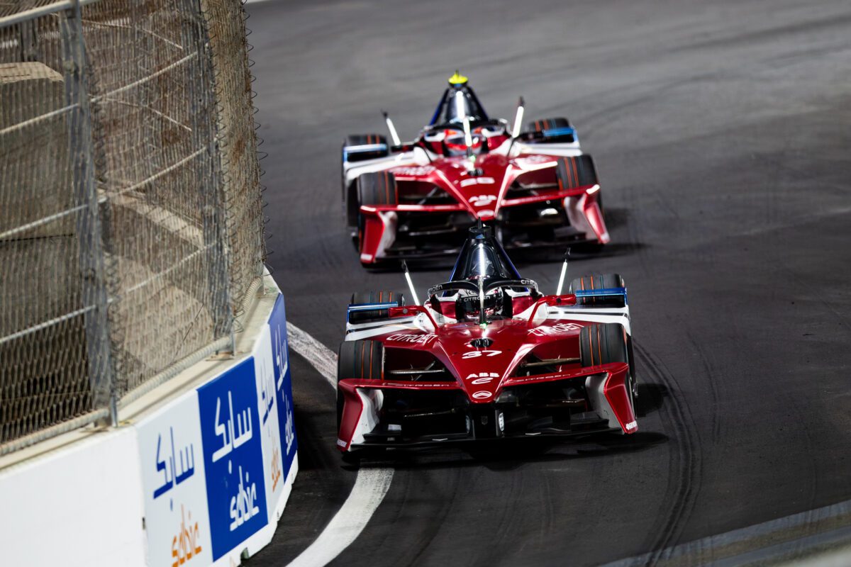 Σοκ στη Formula E: Η ανατροπή που έφερε πίσω τη Citroen στη Τζέντα – Τι δεν περιμέναμε στους βραδινούς αγώνες! 1 Σοκ στη Formula E: Η ανατροπή που έφερε πίσω τη Citroen στη Τζέντα – Τι δεν περιμέναμε στους βραδινούς αγώνες! - NewsPoint.gr