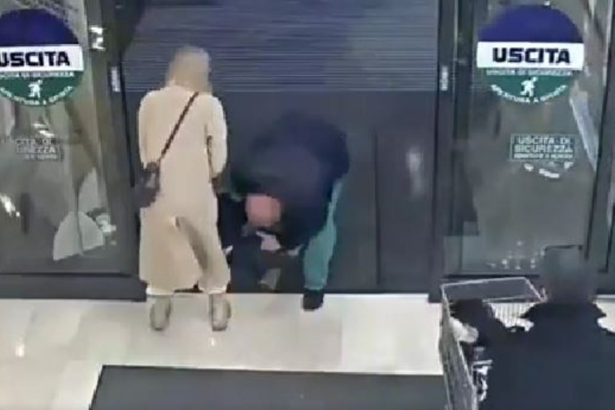 Ανεξέλεγκτος τρόμος σε σούπερ μάρκετ: Ρουμάνος επιχείρησε να αρπάξει παιδί μέσα από τα χέρια της μητέρας – Η αντίδραση που σόκαρε τους πάντες! 1 Ανεξέλεγκτος τρόμος σε σούπερ μάρκετ: Ρουμάνος επιχείρησε να αρπάξει παιδί μέσα από τα χέρια της μητέρας – Η αντίδραση που σόκαρε τους πάντες! - NewsPoint.gr