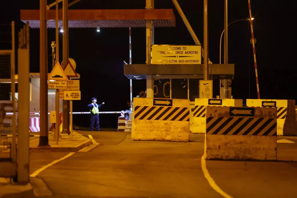 Πανικός στο Ακρωτήρι: Σειρήνες κινδύνου και δραματικό μήνυμα στους κατοίκους της βάσης στην Κύπρο – Τι συνέβη; 12 Πανικός στο Ακρωτήρι: Σειρήνες κινδύνου και δραματικό μήνυμα στους κατοίκους της βάσης στην Κύπρο – Τι συνέβη; - NewsPoint.gr