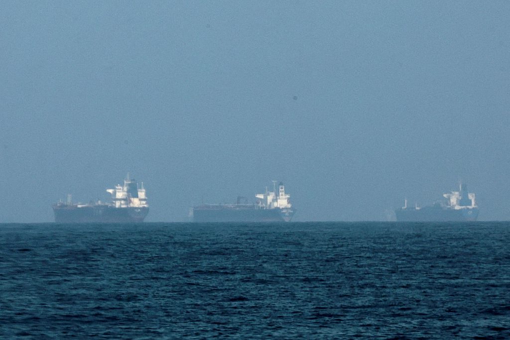 Η συγκλονιστική εξομολόγηση πατέρα: «Κάθε λεπτό, ζω με τον φόβο για τον γιο μου στα Στενά του Ορμούζ…» 5 Η συγκλονιστική εξομολόγηση πατέρα: «Κάθε λεπτό, ζω με τον φόβο για τον γιο μου στα Στενά του Ορμούζ…» - NewsPoint.gr