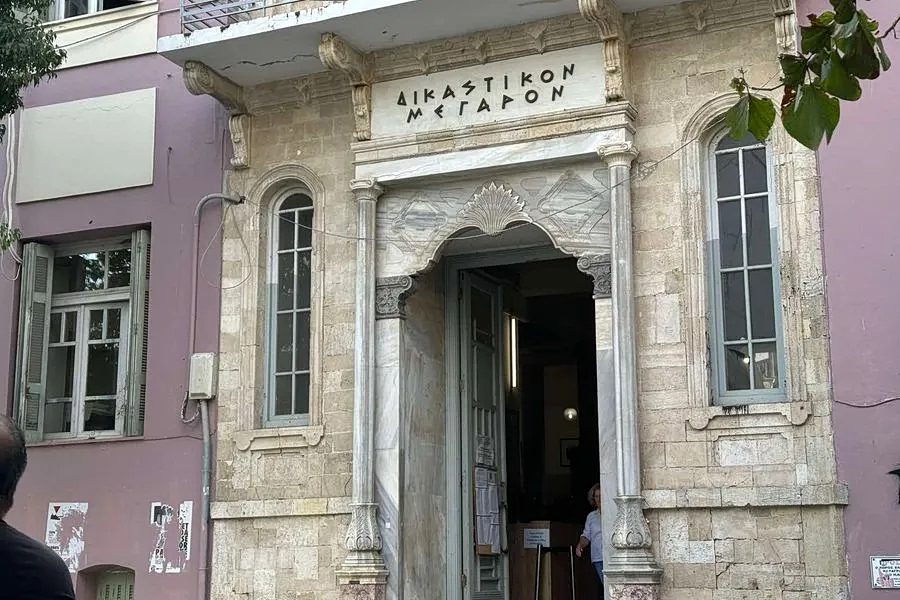 Σάλος στην Κρήτη: Ελεύθεροι με περιορισμούς οι 6 «εικονικοί εργοδότες» – Στη φυλακή οι Πακιστανοί μεσάζοντες που σοκάρουν με τους διαλόγους τους 26 Σάλος στην Κρήτη: Ελεύθεροι με περιορισμούς οι 6 «εικονικοί εργοδότες» – Στη φυλακή οι Πακιστανοί μεσάζοντες που σοκάρουν με τους διαλόγους τους - NewsPoint.gr