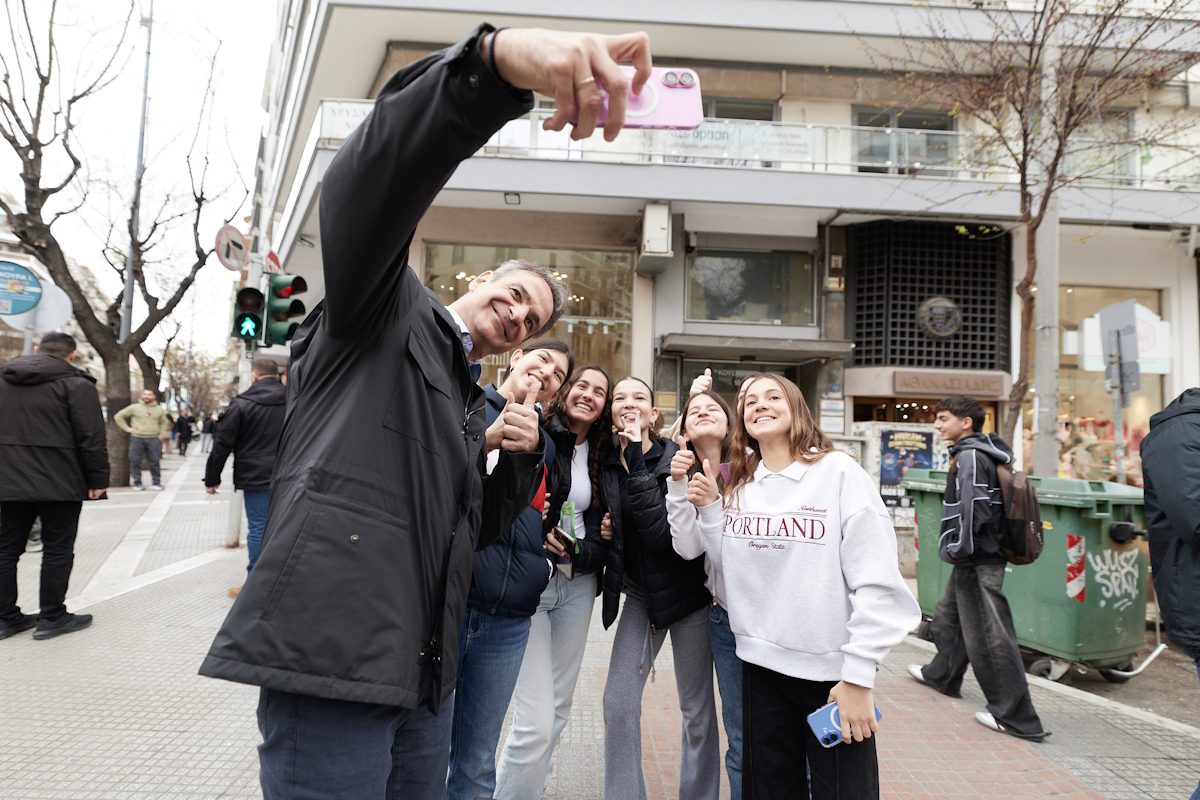 Η άγνωστη πλευρά του Μητσοτάκη στη Θεσσαλονίκη – Οι αυθόρμητες συναντήσεις με μαθητές, τα χαμόγελα και η δοκιμή παραδοσιακής πρασόπιτας 1 Η άγνωστη πλευρά του Μητσοτάκη στη Θεσσαλονίκη – Οι αυθόρμητες συναντήσεις με μαθητές, τα χαμόγελα και η δοκιμή παραδοσιακής πρασόπιτας - NewsPoint.gr