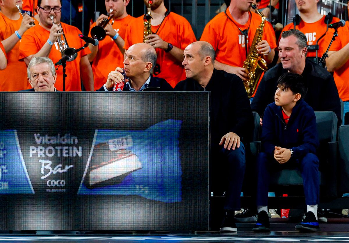 Σοκ στη Euroleague: Απίστευτη επίθεση σε Αγγελόπουλο μέσα στη Βαλένθια – Οργή για τα μέτρα ασφαλείας! 1 Σοκ στη Euroleague: Απίστευτη επίθεση σε Αγγελόπουλο μέσα στη Βαλένθια – Οργή για τα μέτρα ασφαλείας! - NewsPoint.gr