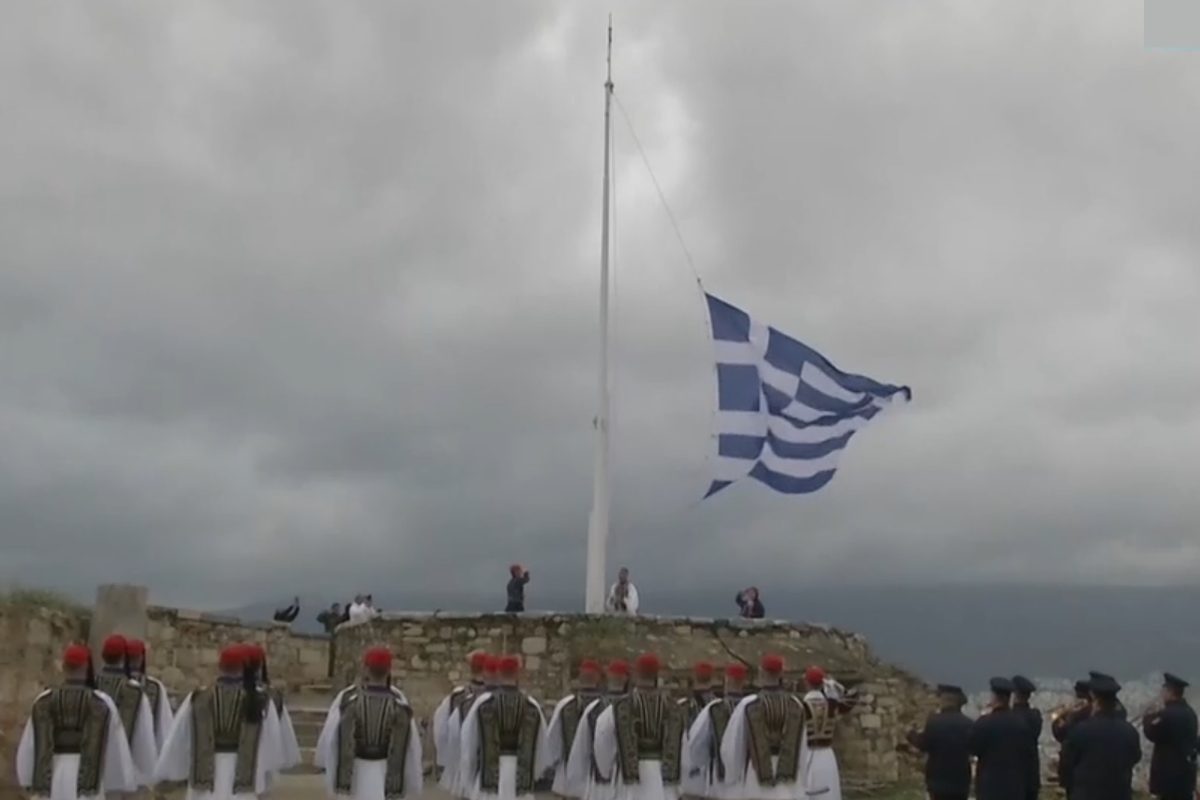 Συγκλονιστικές στιγμές στην Αθήνα: Η ανύψωση της σημαίας στην Ακρόπολη και τα τανκς που παρέλασαν στη Φιλελλήνων – Όλα όσα έγιναν πριν τη μεγάλη παρέλαση της 25ης Μαρτίου 1 Συγκλονιστικές στιγμές στην Αθήνα: Η ανύψωση της σημαίας στην Ακρόπολη και τα τανκς που παρέλασαν στη Φιλελλήνων – Όλα όσα έγιναν πριν τη μεγάλη παρέλαση της 25ης Μαρτίου - NewsPoint.gr