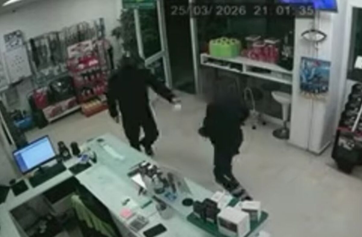 Σοκαριστικό βίντεο: Απίστευτη ληστεία σε βενζινάδικο στο Αγρίνιο – Ο δράστης παραμένει άφαντος! - NewsPoint.gr