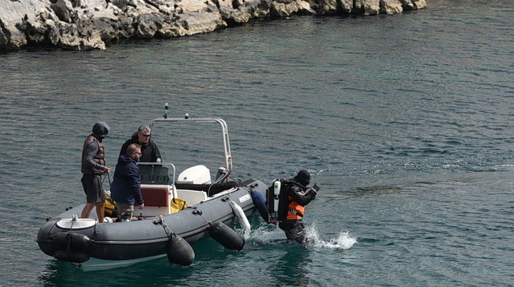 Η απίστευτη τραγωδία στη Βουλιαγμένη: Τα τρία μυστήρια γύρω από τον θάνατο του 34χρονου δύτη στο «Πηγάδι του Διαβόλου» που συγκλονίζουν την Ελλάδα 12 Η απίστευτη τραγωδία στη Βουλιαγμένη: Τα τρία μυστήρια γύρω από τον θάνατο του 34χρονου δύτη στο «Πηγάδι του Διαβόλου» που συγκλονίζουν την Ελλάδα - NewsPoint.gr