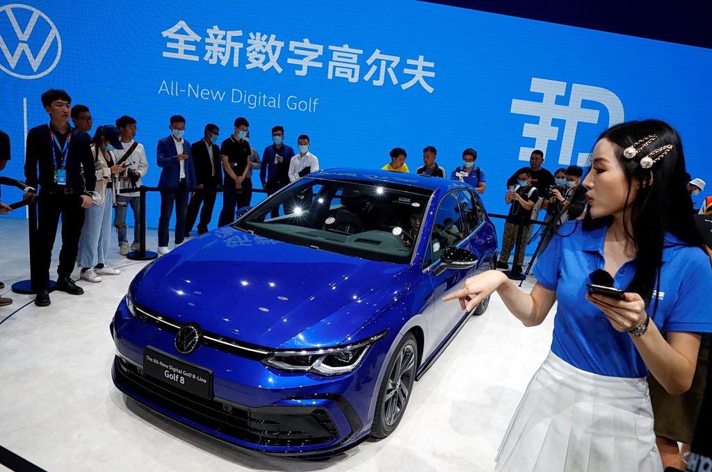 Η απροσδόκητη ανατροπή: Η VW ξεπερνά την BYD και κυριαρχεί στην τεράστια αγορά αυτοκινήτου της Κίνας! - NewsPoint.gr