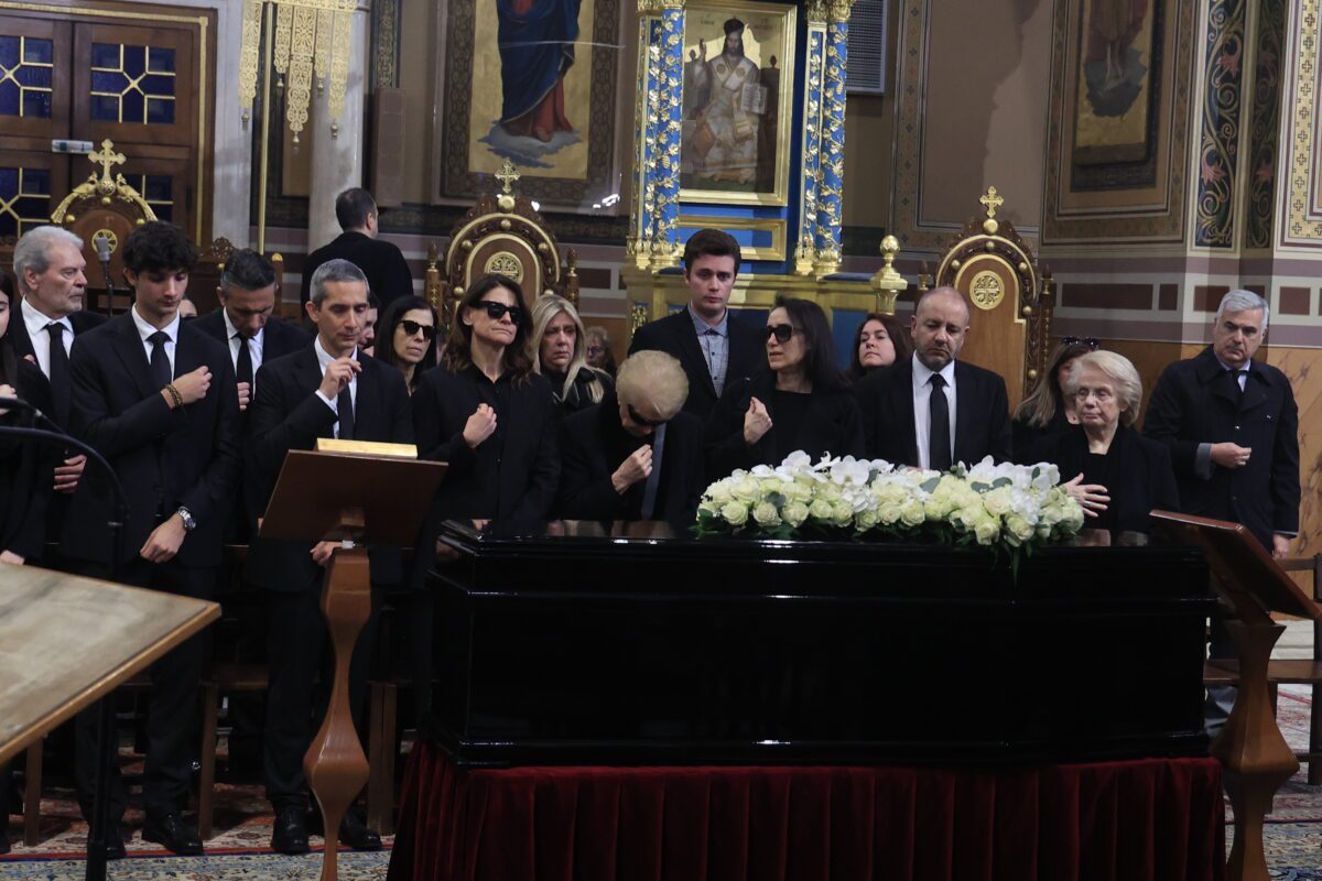 Βουβός πόνος στη Μητρόπολη: Το συγκλονιστικό αντίο της οικογένειας στη Μαρινέλλα – Κανείς δεν άντεξε τα δάκρυα 1 Βουβός πόνος στη Μητρόπολη: Το συγκλονιστικό αντίο της οικογένειας στη Μαρινέλλα – Κανείς δεν άντεξε τα δάκρυα - NewsPoint.gr