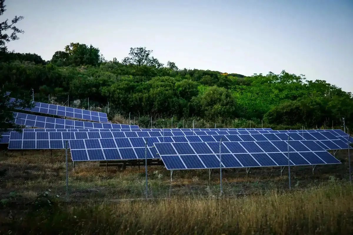 Απίστευτη πρόκληση: Πώς θα διαχειριστούμε 330.000 τόνους αποβλήτων από φωτοβολταϊκά μέχρι το 2040; - NewsPoint.gr