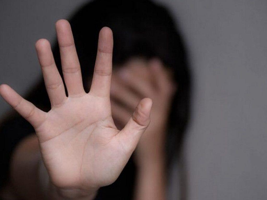 Απίστευτη αγριότητα στην Κόρινθο: 38χρονη δέχθηκε σοκαριστική επίθεση από πρώην και συνεργό – Της πέταξαν νέφτι στο πρόσωπο και τη χτυπούσαν αλύπητα - NewsPoint.gr