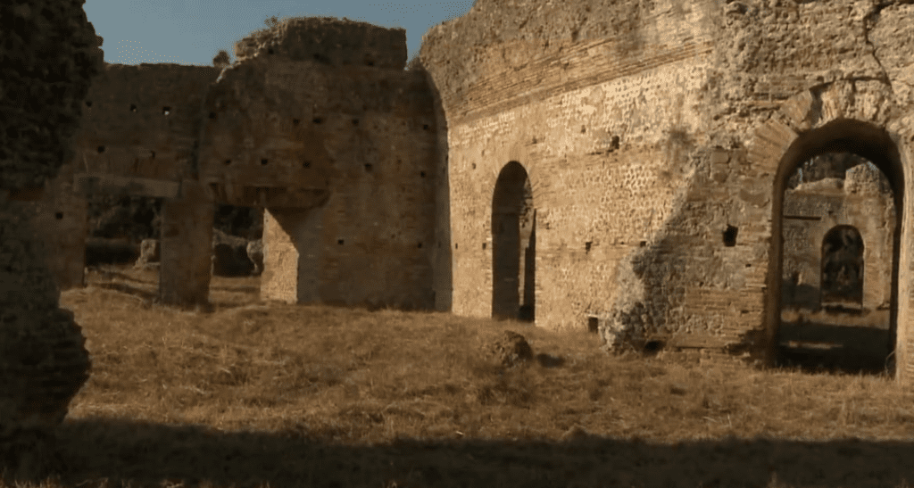Η άγνωστη Πόλη-Θρύλος της Ηπείρου που Σόκαρε τους Αρχαιολόγους – Τι Κρύβει η ‘Ελληνική Πομπηία’ των 100.000 Κατοίκων - NewsPoint.gr