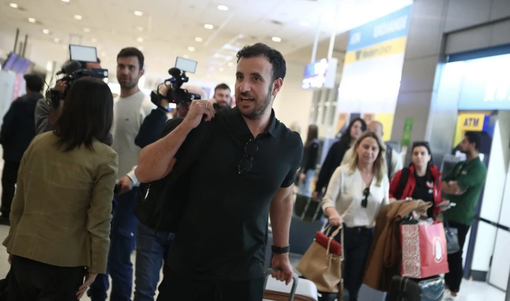 Απίστευτες στιγμές συγκίνησης στο «Ελ. Βενιζέλος» – 400 Έλληνες επέστρεψαν από το Ντουμπάι και οι εικόνες ήταν μοναδικές! - NewsPoint.gr