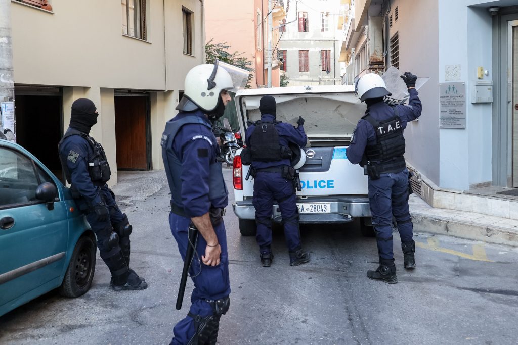 Αποκάλυψη-σοκ στα Χανιά: Πώς αποτράπηκαν φονικές επιθέσεις σε αστυνομικούς – Τι βρέθηκε στα χέρια των συλληφθέντων 1 Αποκάλυψη-σοκ στα Χανιά: Πώς αποτράπηκαν φονικές επιθέσεις σε αστυνομικούς – Τι βρέθηκε στα χέρια των συλληφθέντων - NewsPoint.gr