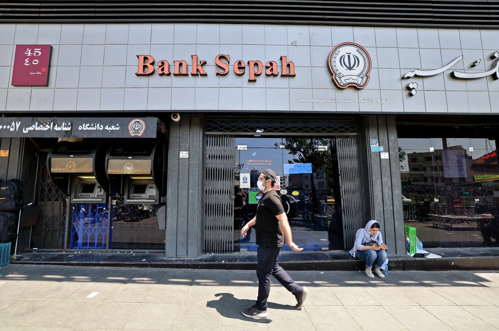 Χτύπημα-σοκ στο Ιράν: Βομβαρδισμός στην Sepah, το data center που κρατά τους μισθούς στρατού και Φρουρών Επανάστασης – Ποιο είναι το μεγάλο «μπλόκο» στις πληρωμές; - NewsPoint.gr