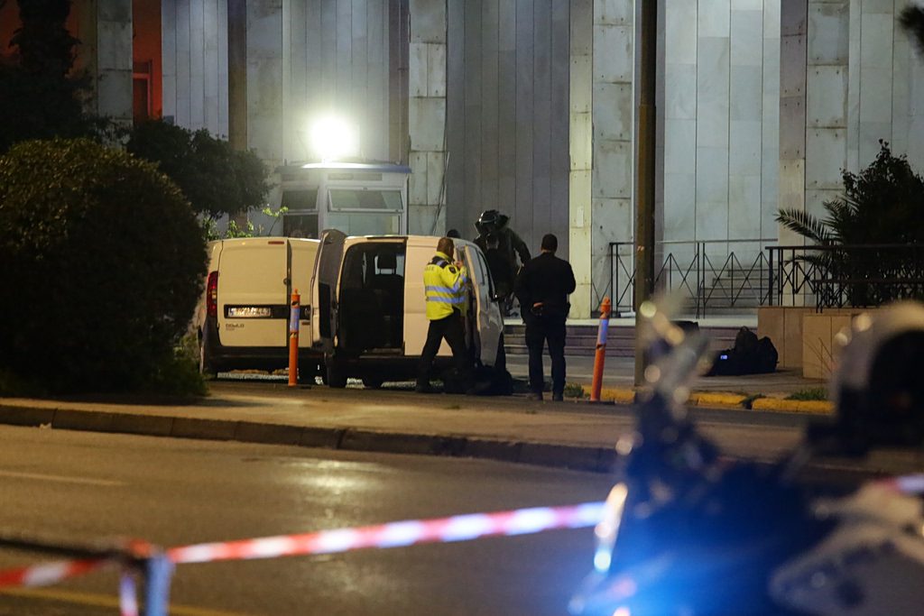 Σοκ στην καρδιά της Αθήνας: 48χρονος «βόμβα» έξω από τη ΓΑΔΑ με δύο χειροβομβίδες – Όλη η αλήθεια για τη σύλληψη θρίλερ! - NewsPoint.gr