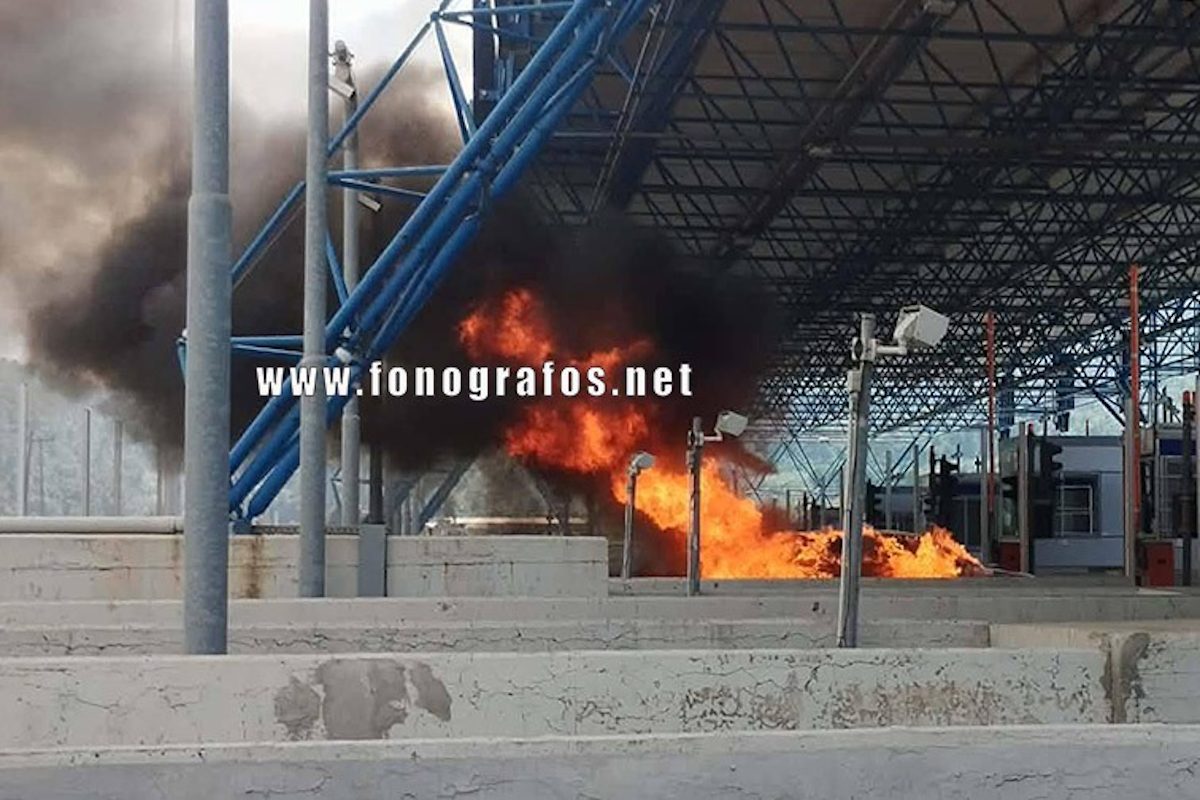 Σκηνές τρόμου στα διόδια της Τραγάνας: Αυτοκίνητο έγινε παρανάλωμα του πυρός – Απίστευτη τύχη για τον οδηγό! 33 Σκηνές τρόμου στα διόδια της Τραγάνας: Αυτοκίνητο έγινε παρανάλωμα του πυρός – Απίστευτη τύχη για τον οδηγό! - NewsPoint.gr