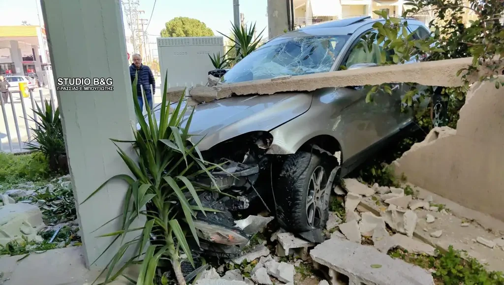 Σοκ στο Ναύπλιο: Αυτοκίνητο προσγειώθηκε σε πολυκατοικία – Το απίστευτο συμβάν που αναστάτωσε τη γειτονιά! - NewsPoint.gr