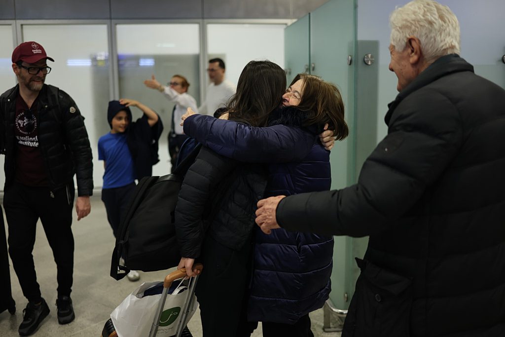 Δάκρυα χαράς και ανακούφισης στο «Ελ. Βενιζέλος»: Η συγκλονιστική επιστροφή 450 Ελλήνων από το Ντουμπάι – Οι συγκλονιστικές μαρτυρίες που ραγίζουν καρδιές 29 Δάκρυα χαράς και ανακούφισης στο «Ελ. Βενιζέλος»: Η συγκλονιστική επιστροφή 450 Ελλήνων από το Ντουμπάι – Οι συγκλονιστικές μαρτυρίες που ραγίζουν καρδιές - NewsPoint.gr