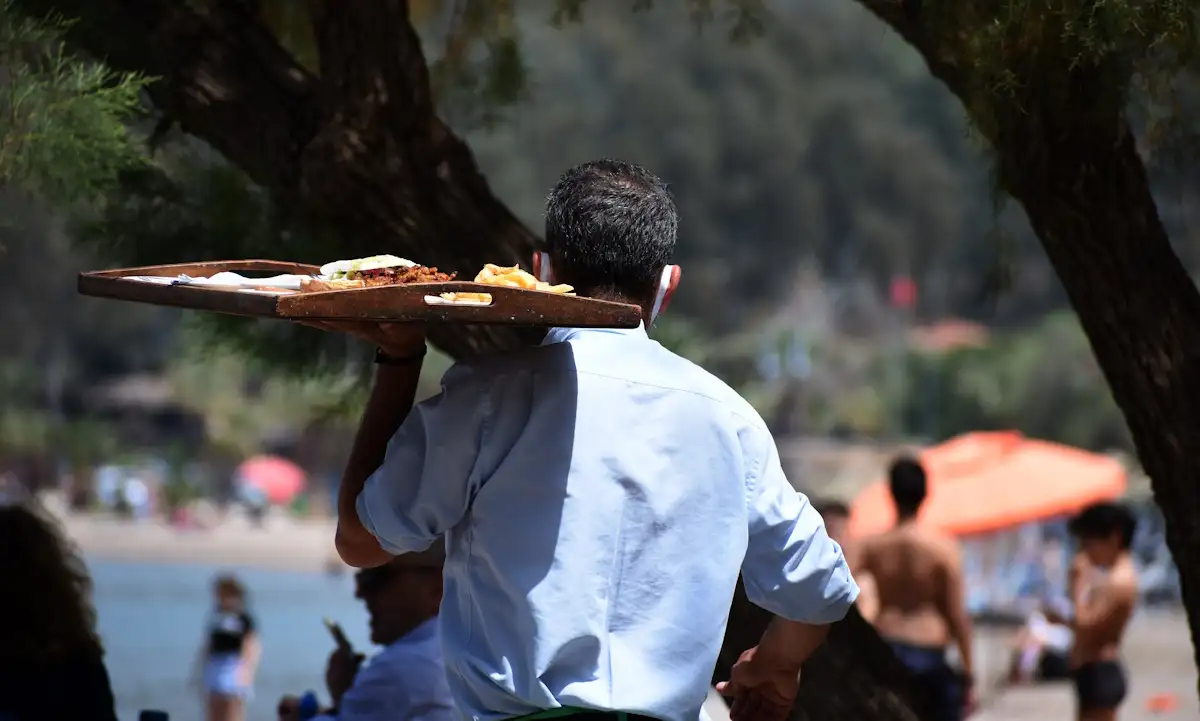 Ανεπανάληπτη αύξηση μισθών στην εστίαση – Η συμφωνία που αλλάζει τη ζωή 500.000 εργαζομένων! - NewsPoint.gr